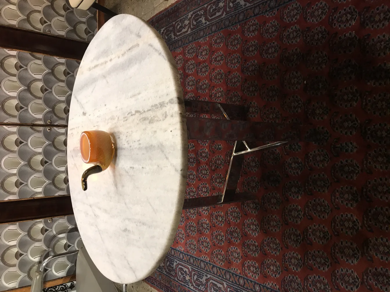 vase antico in vetro di murano su un tavolo