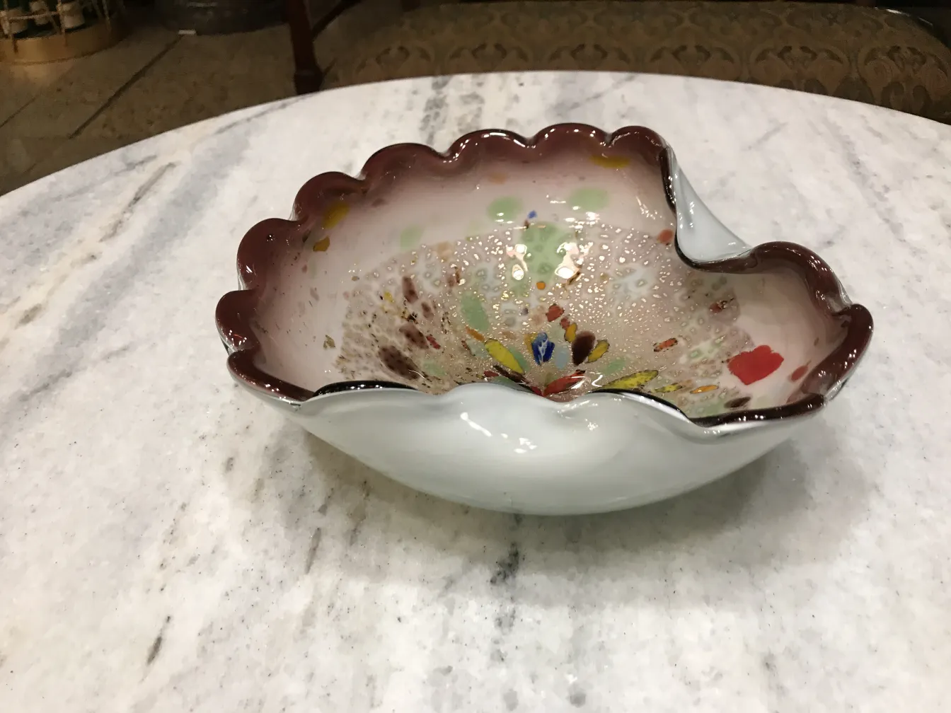 bandeja de cristal de murano con forma ondulada y colores vibrantes