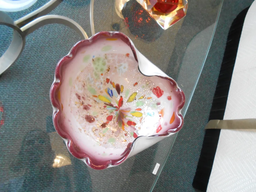 美丽的花状装饰，颜色丰富