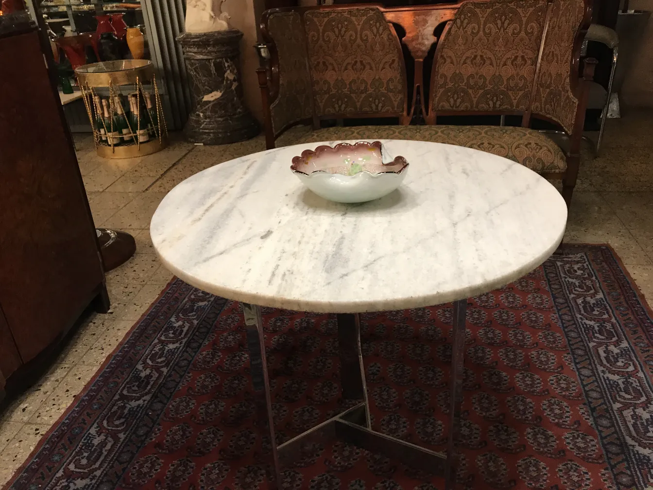 تحفة زجاج مورانو زخرفية على طاولة