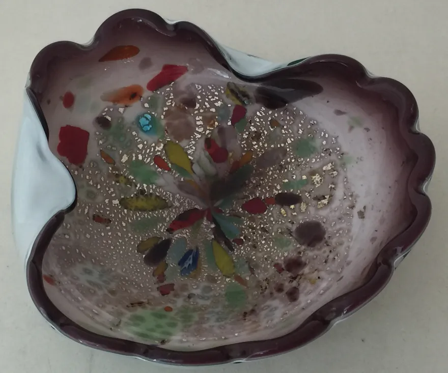 tigela antiga de cristal de murano com design colorido e borda ondulada