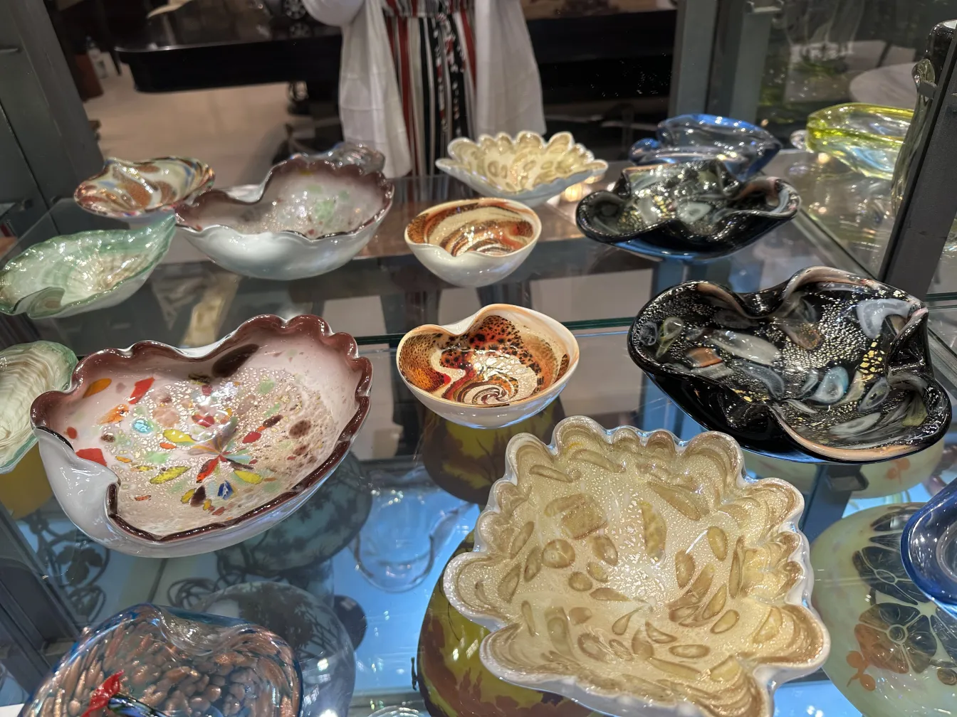 다양한 고대 무라노 유리가 전시되어 있으며, 우아한 형태와 장식적인 패턴을 지니고 있습니다.
