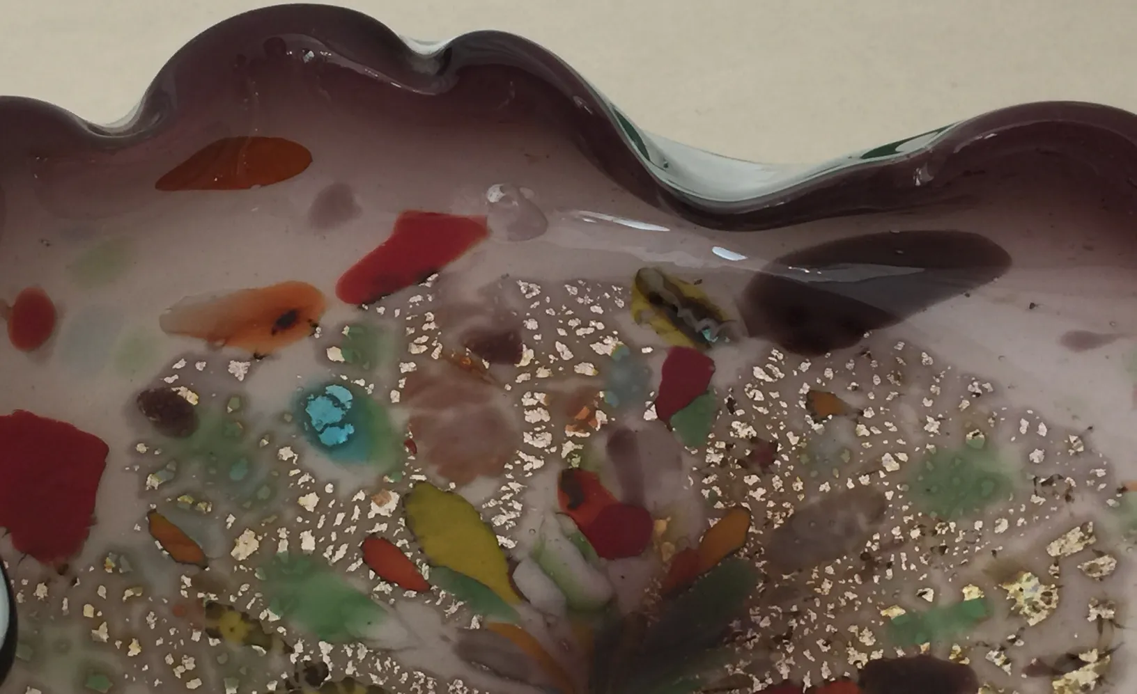 altes murano-glas mit leuchtenden farben