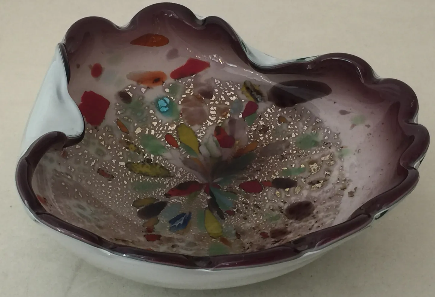 bol en cristal de murano décoratif avec des couleurs vives