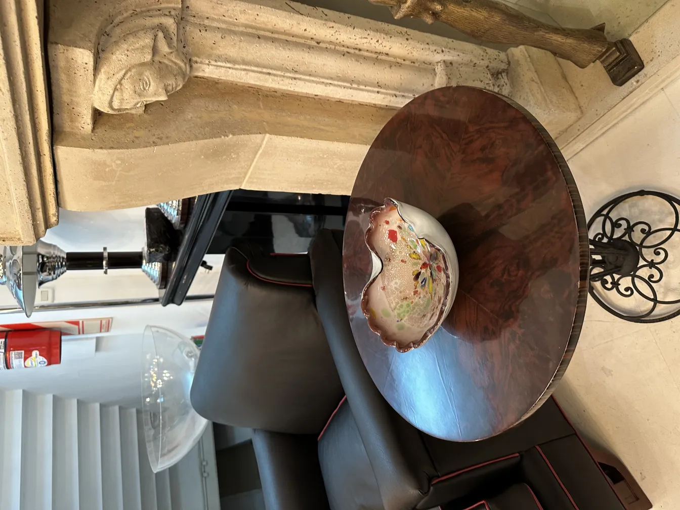 bol en forme de cœur avec des couleurs vives sur la table