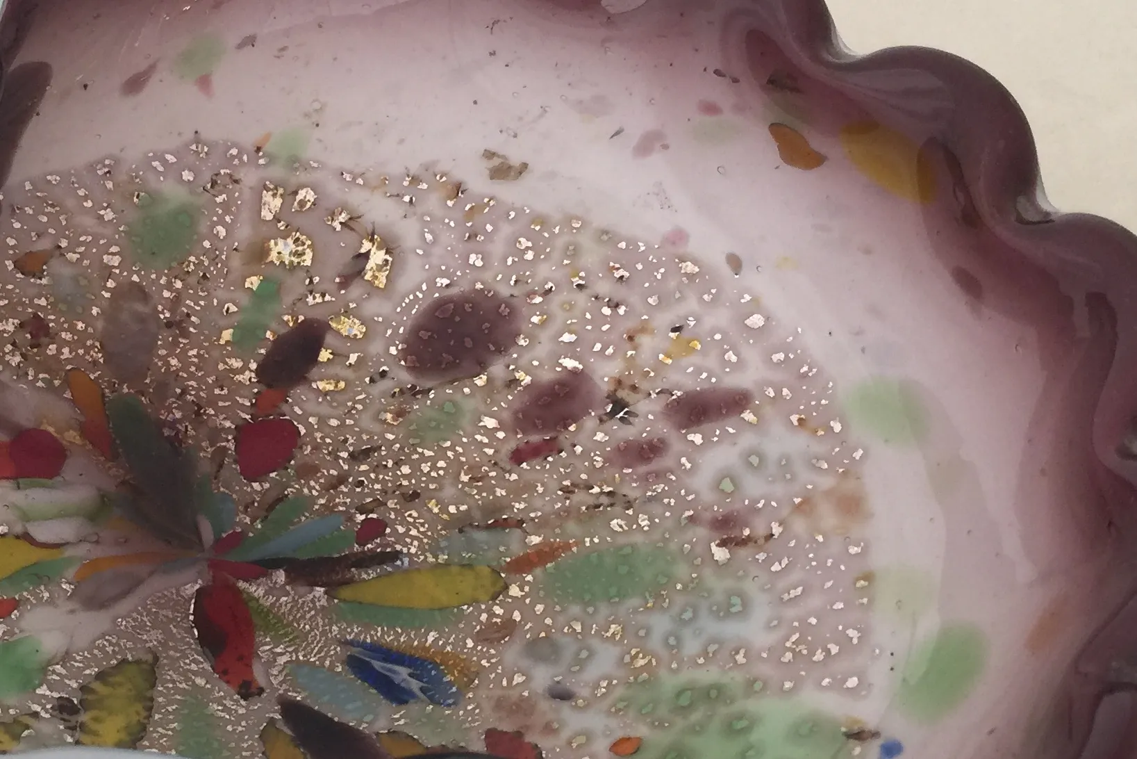 piatto in vetro di murano con colori vivaci e dettagli dorati