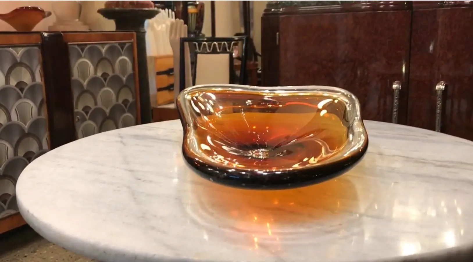 schönes murano-glas in wellenförmiger Form mit bernsteinfarbenen Tönen