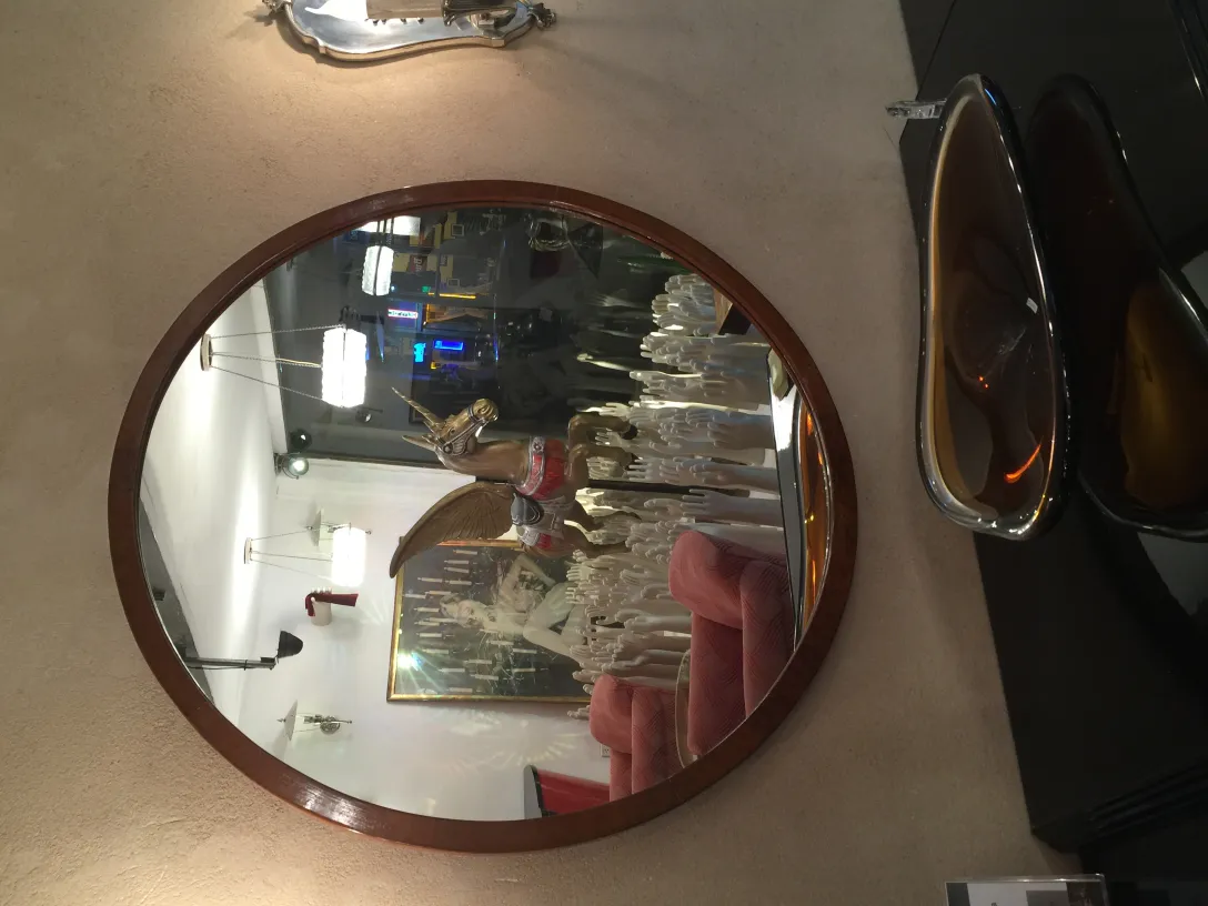 ancien cristal de murano avec des détails décoratifs dans un cadre élégant