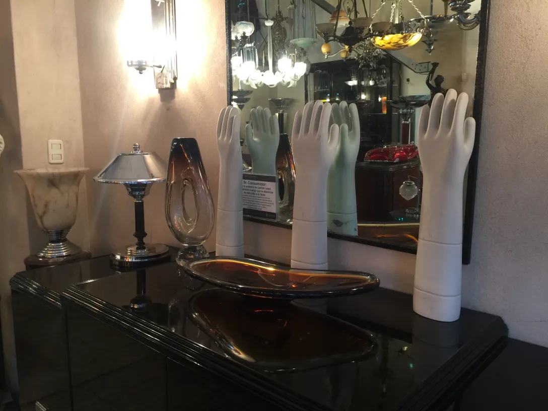 scultura decorativa antica in vetro di murano con forme eleganti