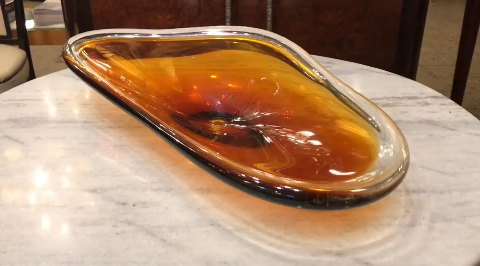 schale aus murano-glas in leuchtenden bernsteinfarben