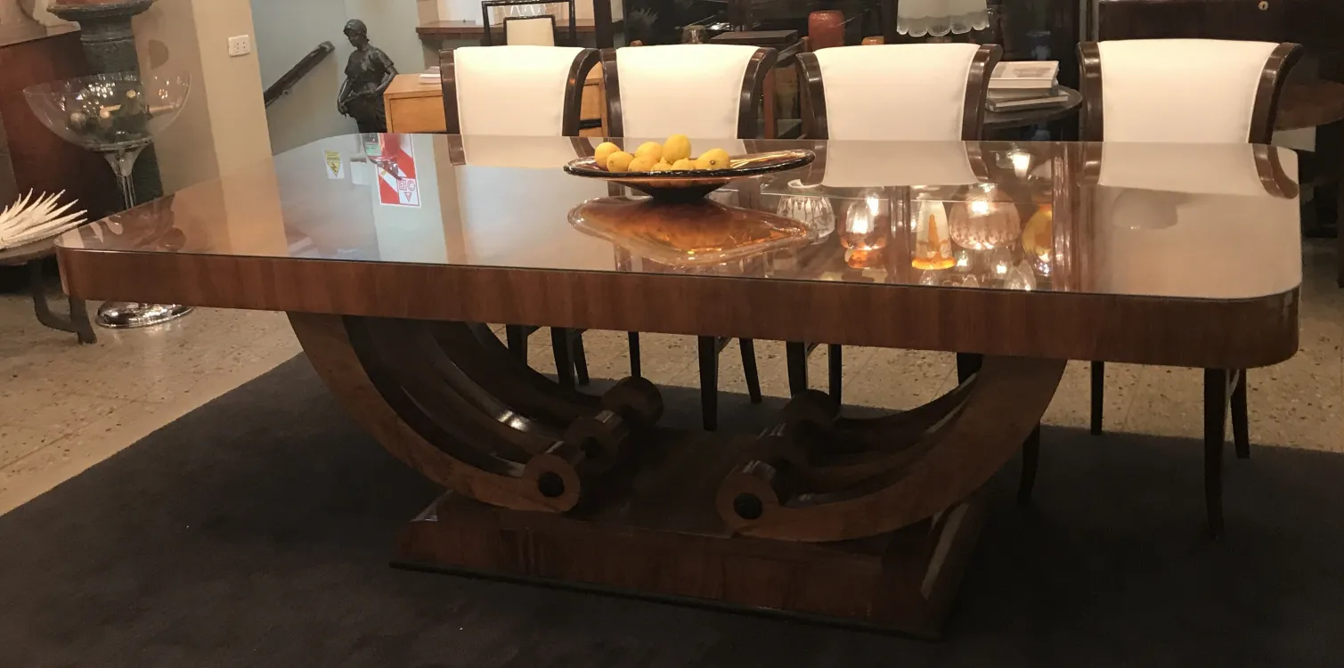 tavolo antico con pezzo decorativo in vetro di murano e frutta