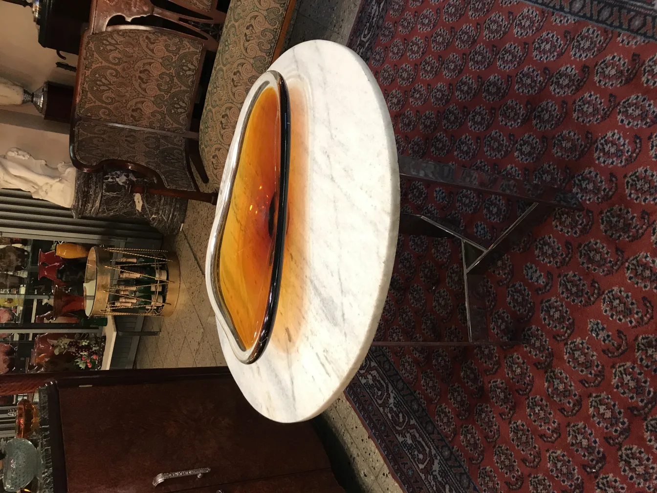 plato de cristal de murano antiguo sobre mesa de mármol.