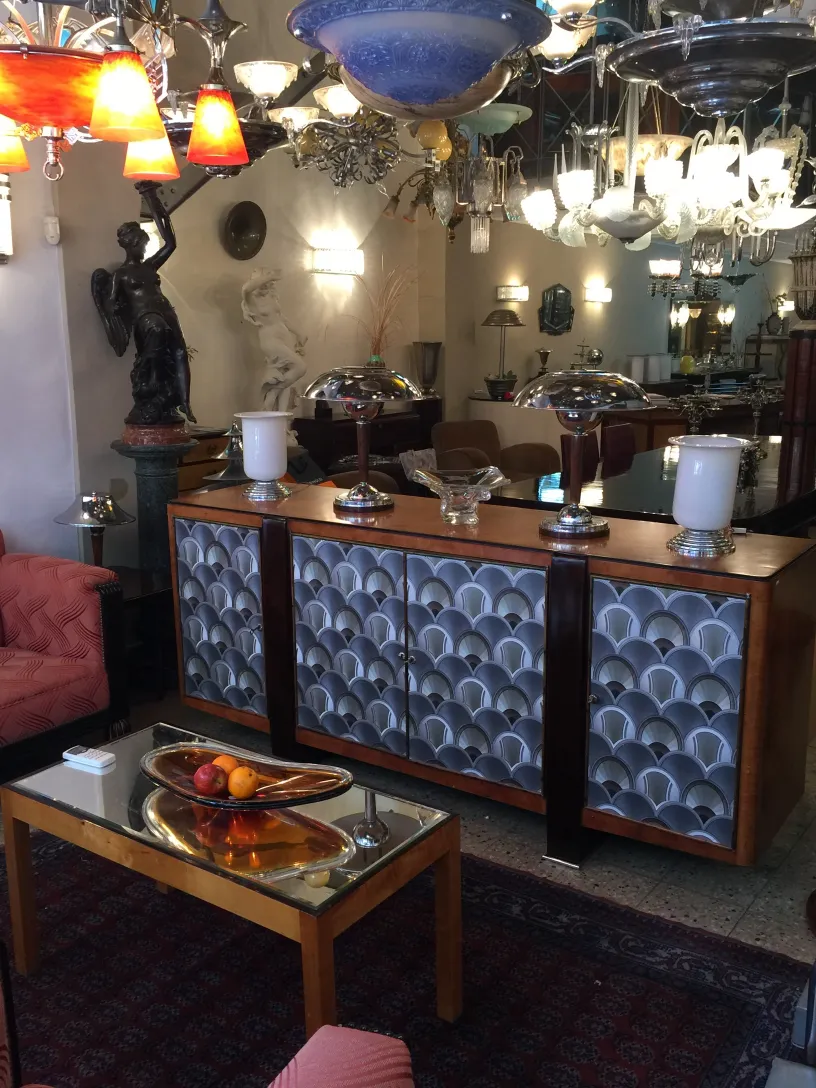 다채로운 모양의 고대 무라노 유리 장식품