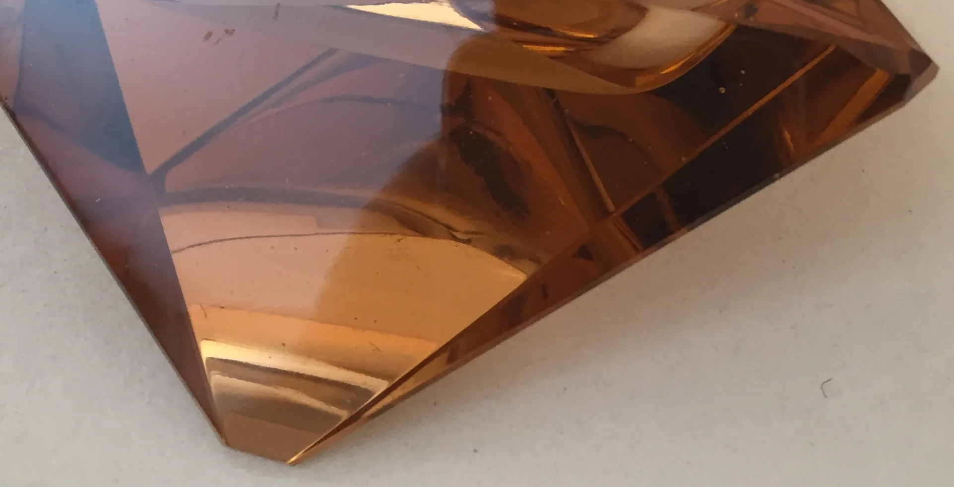 figure décorative en cristal de Murano, couleur ambre, brille avec la lumière