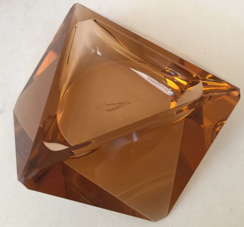 Cristal de Murano antiguo en tonos ámbar, con diseño anguloso y brillante