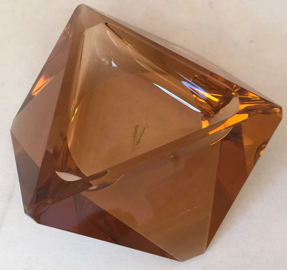 Cristal de Murano ancien, forme géométrique ambrée, avec des reflets doux.