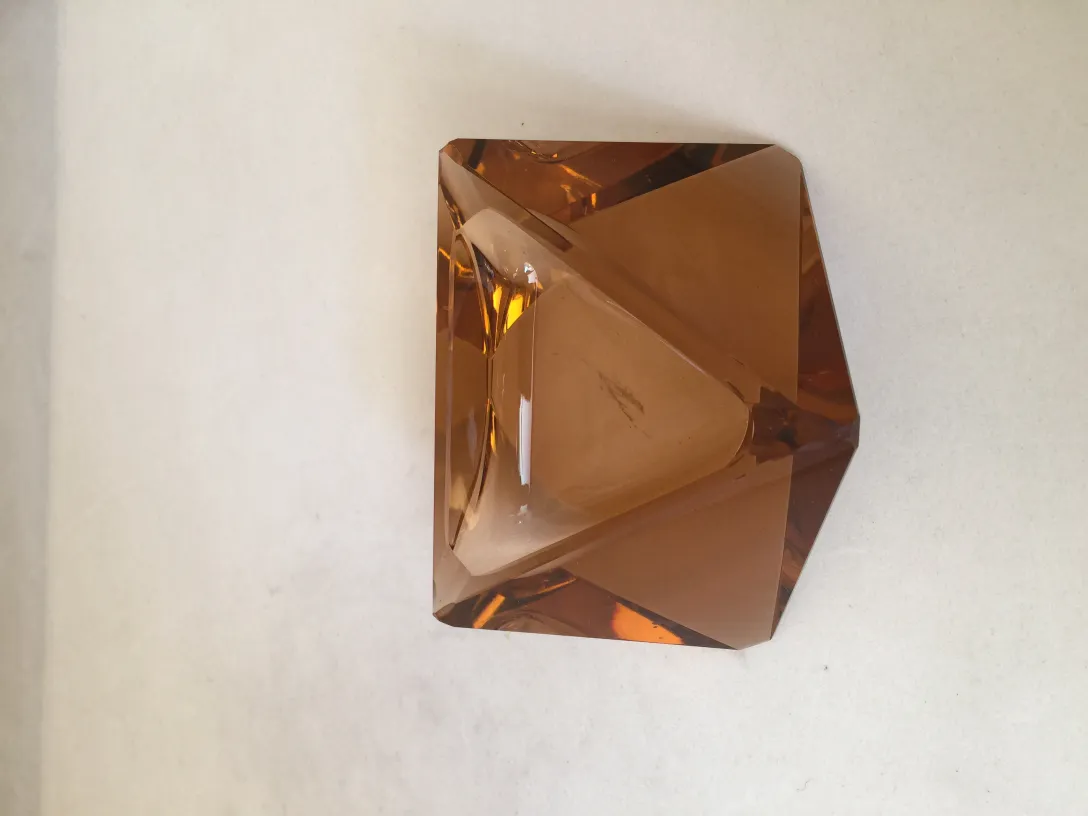 cristal de murano couleur ambre avec des formes géométriques