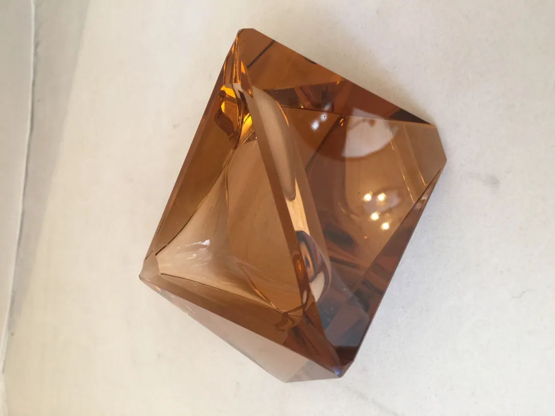 detalhe do antigo cristal de murano com formas facetadas e cor âmbar