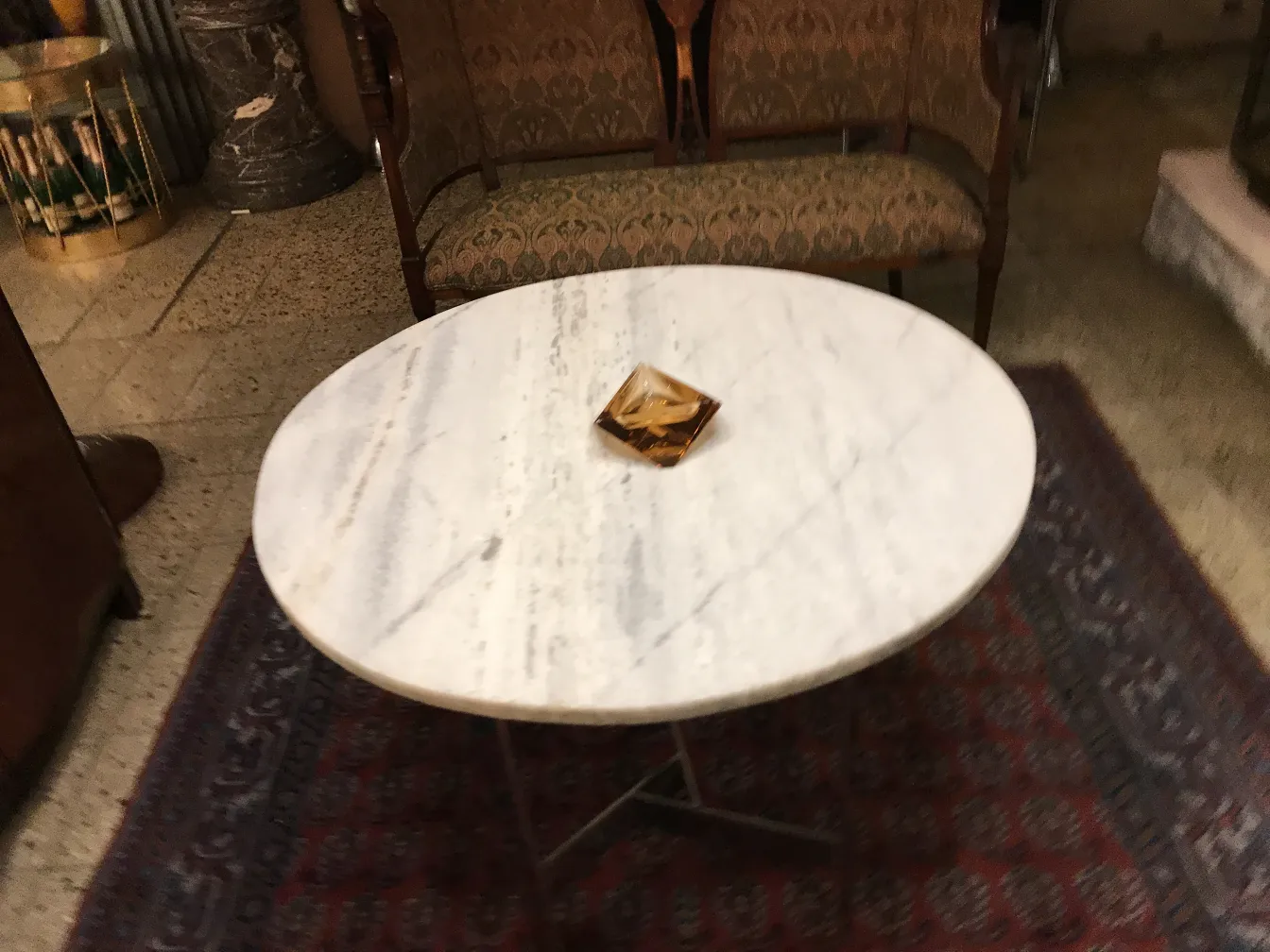 زجاج مورانو القديم على طاولة زخرفية مع خلفية مريحة