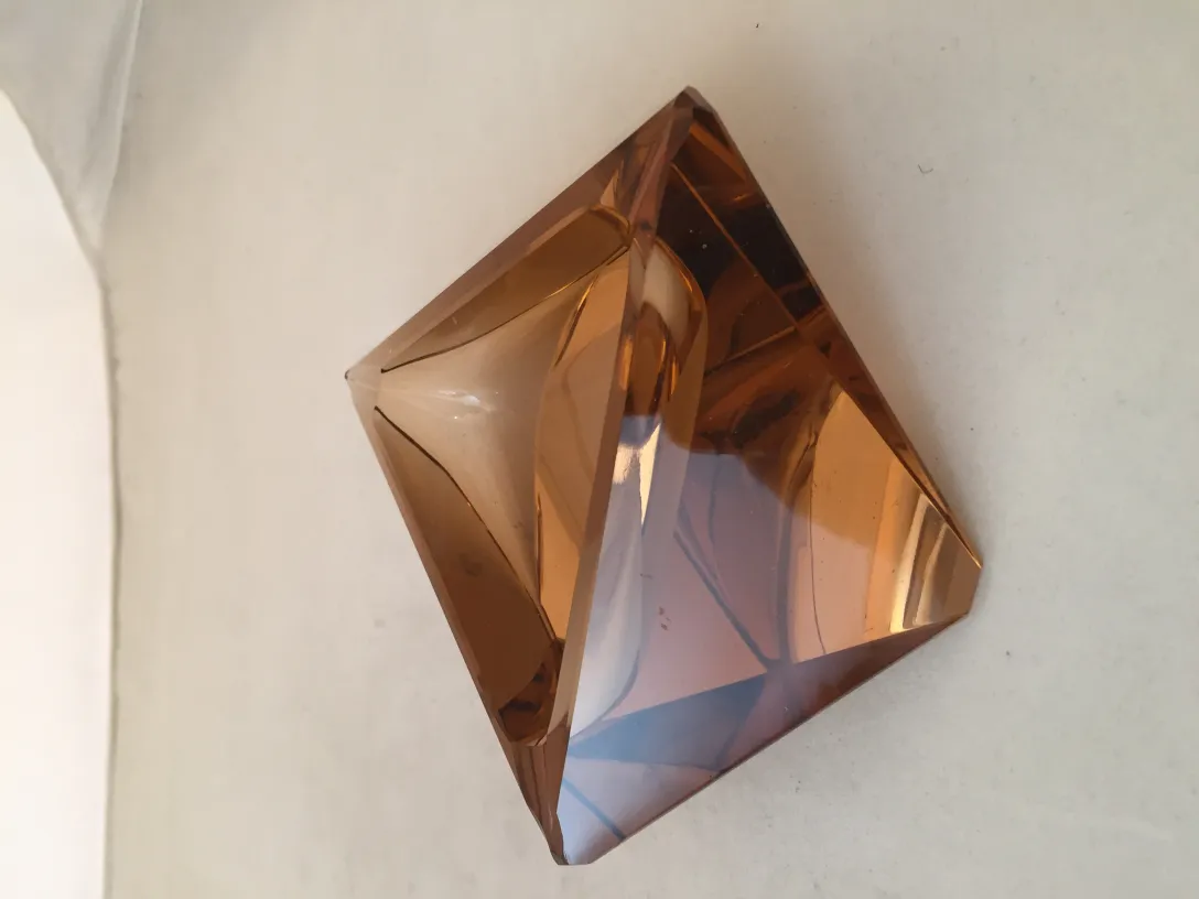 Cristal de Murano ancien en forme de pyramide avec des nuances brunes