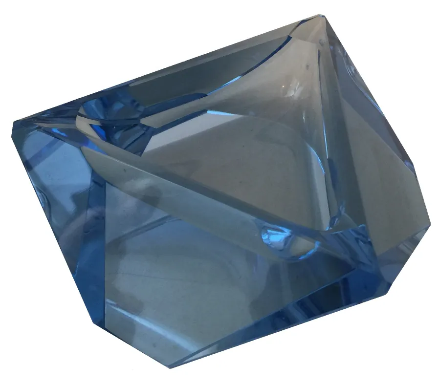 murano-glas skulptur in blau mit facettierter form