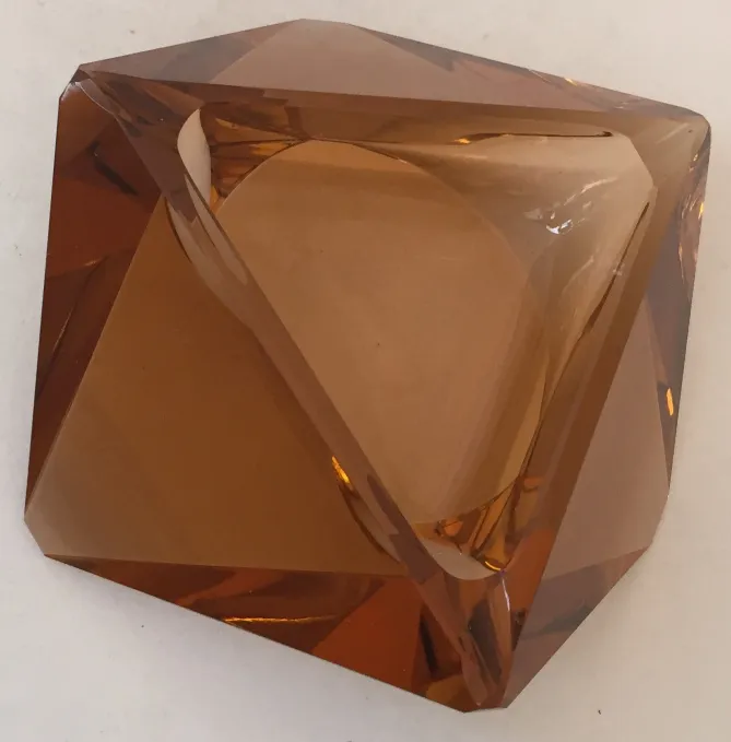 dekorativer murano-glas in geometrischer form mit glanz