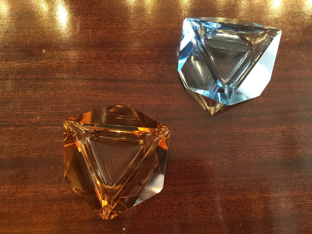 zwei antike Murano-Glasstücke in Blau und Bernstein