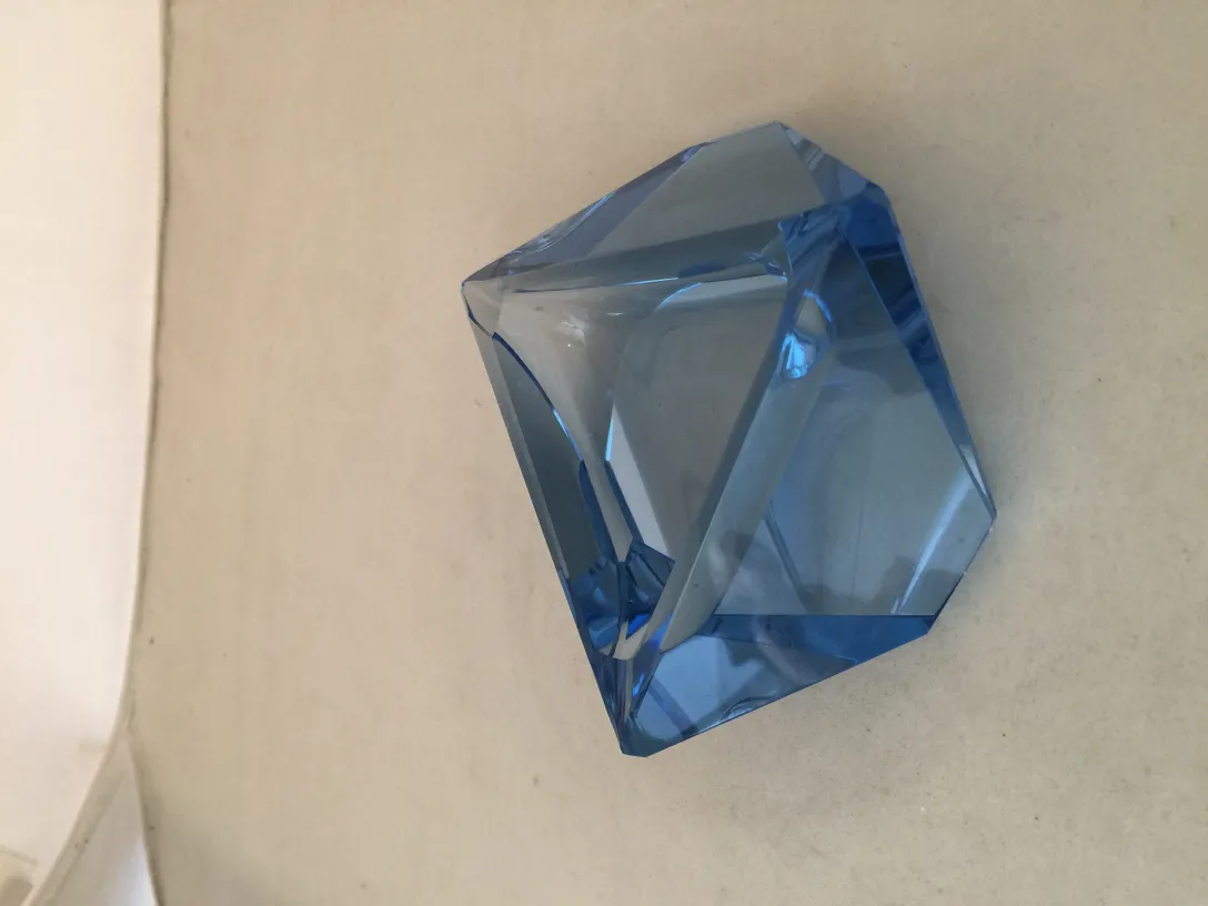 Cristal de Murano azul con forma decorativa en ángulo