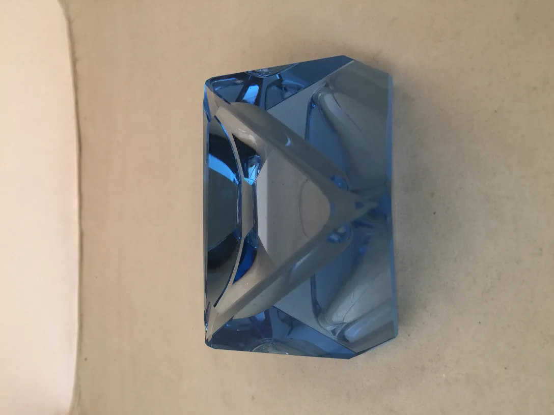 ancien cristal de murano bleu vif avec des formes