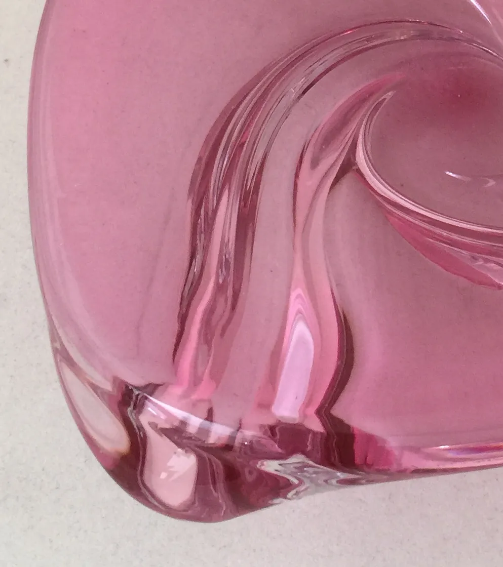 Vetro di Murano rosa con design fluido ed elegante