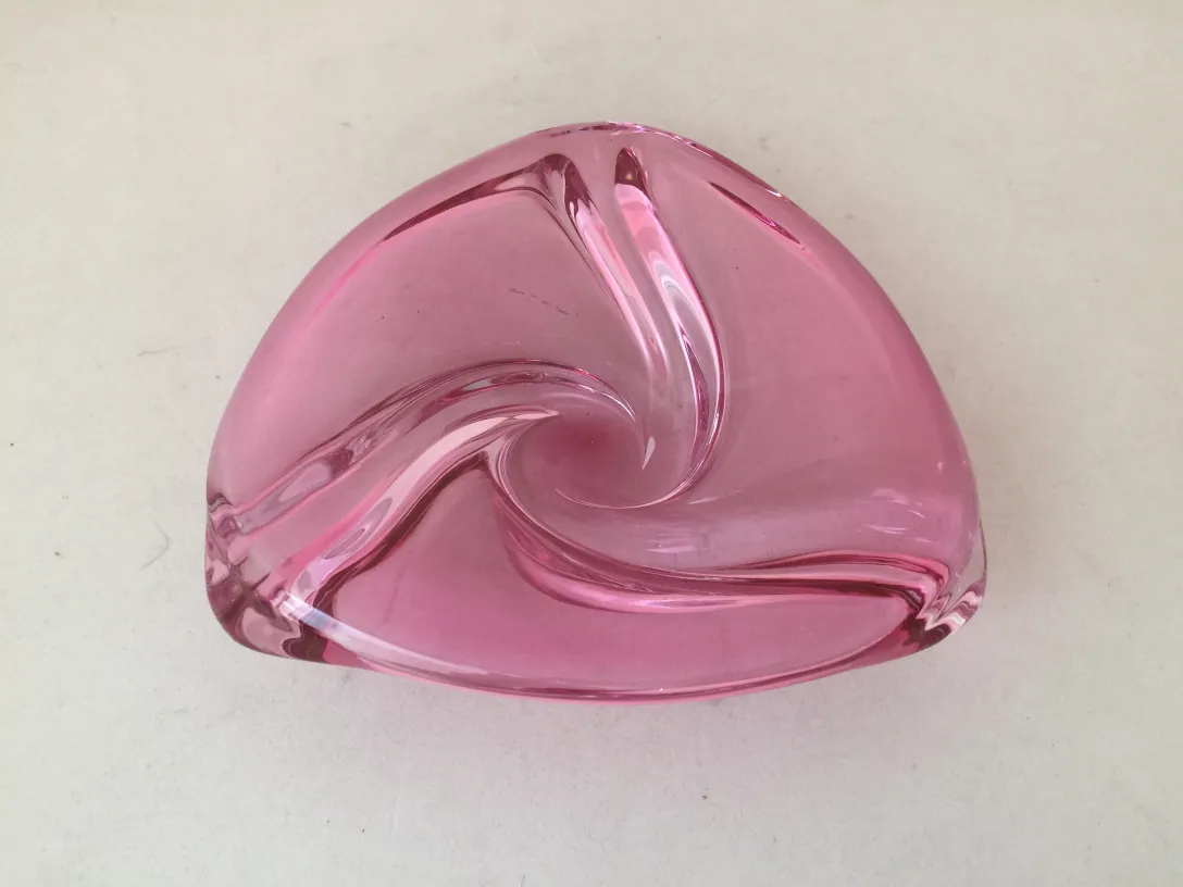 escultura antiga de cristal de murano rosa com formas fluidas