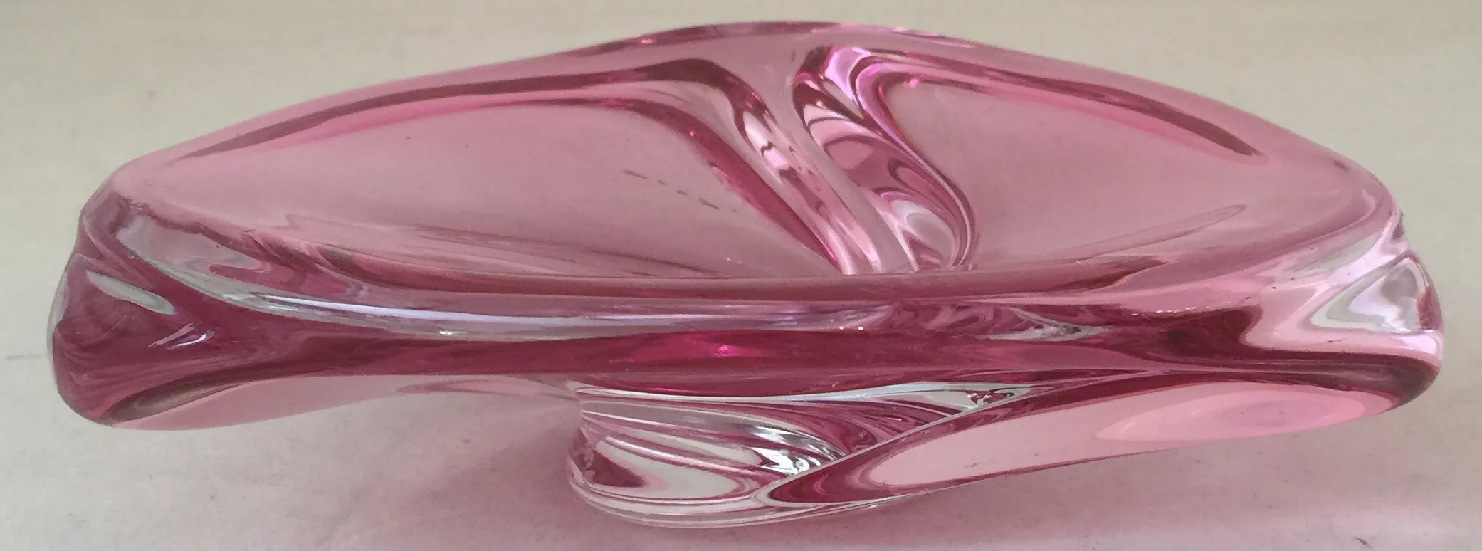 Antikes Murano-Glas in Pink, mit fließenden und eleganten Formen, perfekt für die Dekoration.