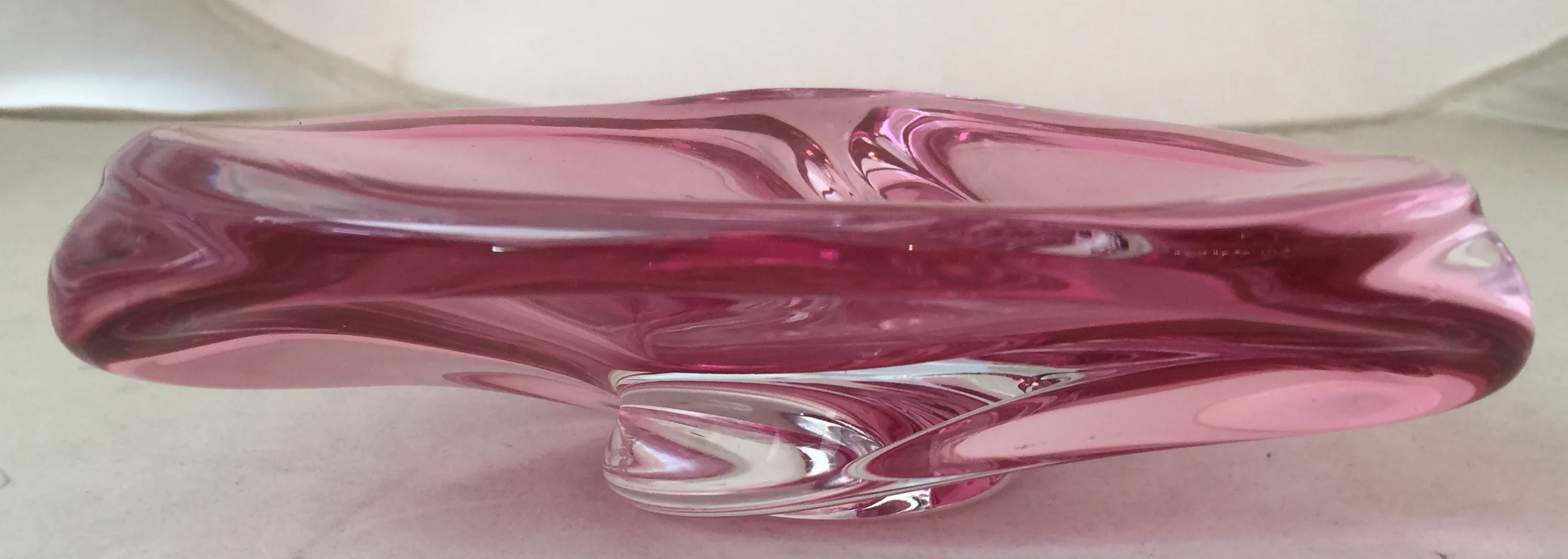 hermoso cristal de murano en tono rosa, con formas suaves y elegantes