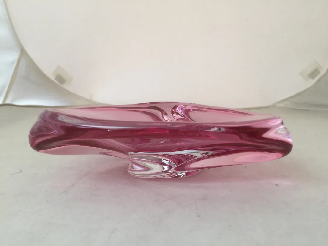 dekorativer murano-glas teller in rosa, elegante form