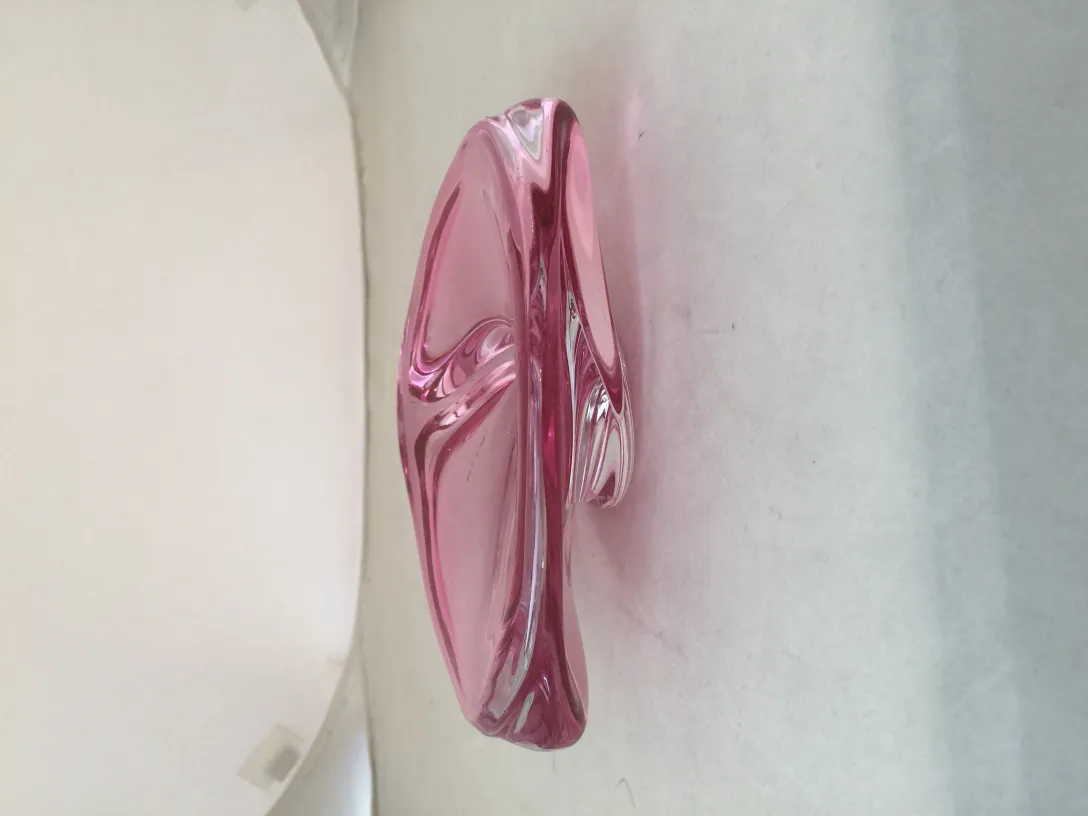 escultura antigua de cristal de murano en color rosa con formas elegantes