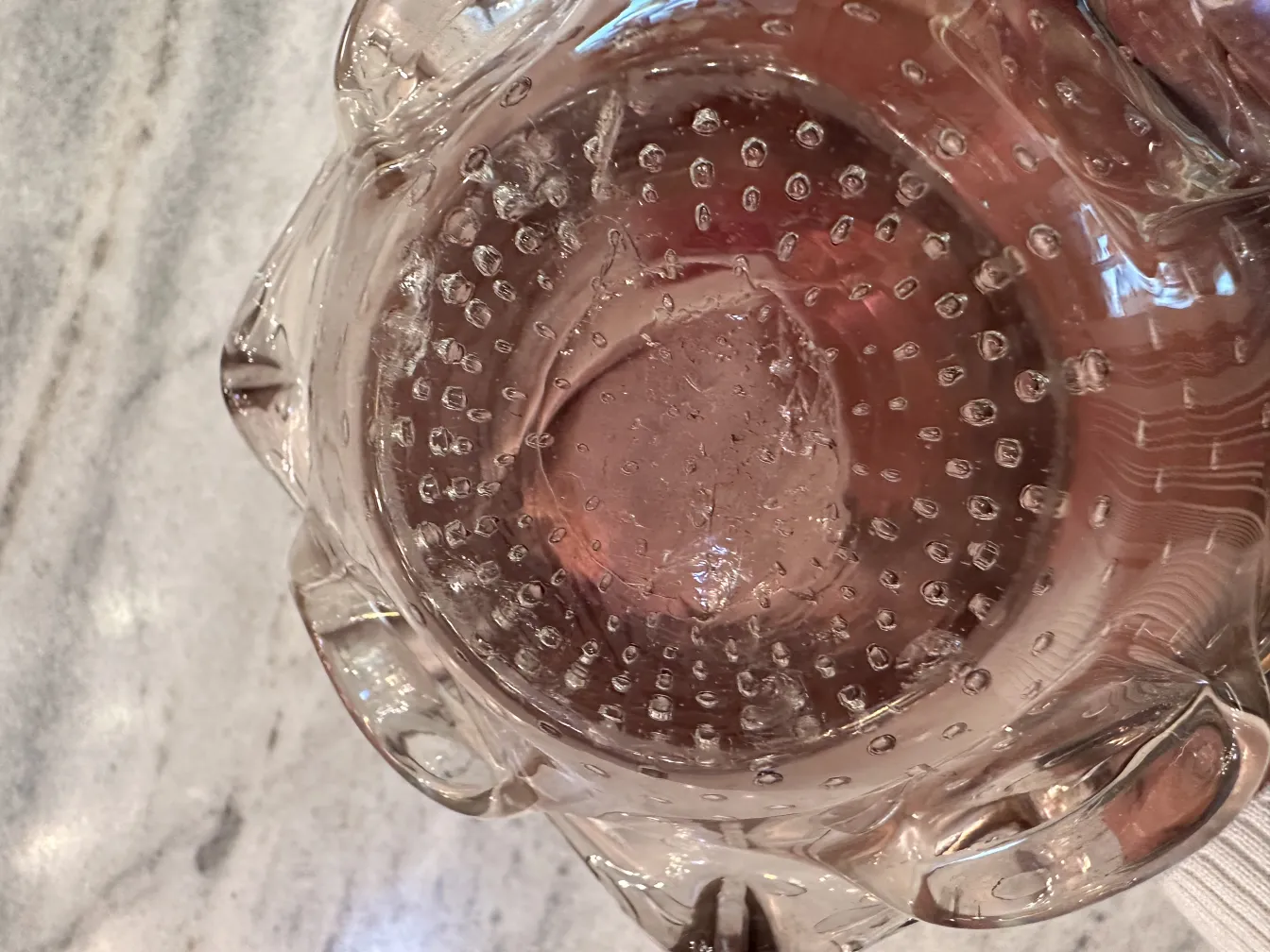 Ancien cristal de Murano avec des bulles décoratives et un design élégant.