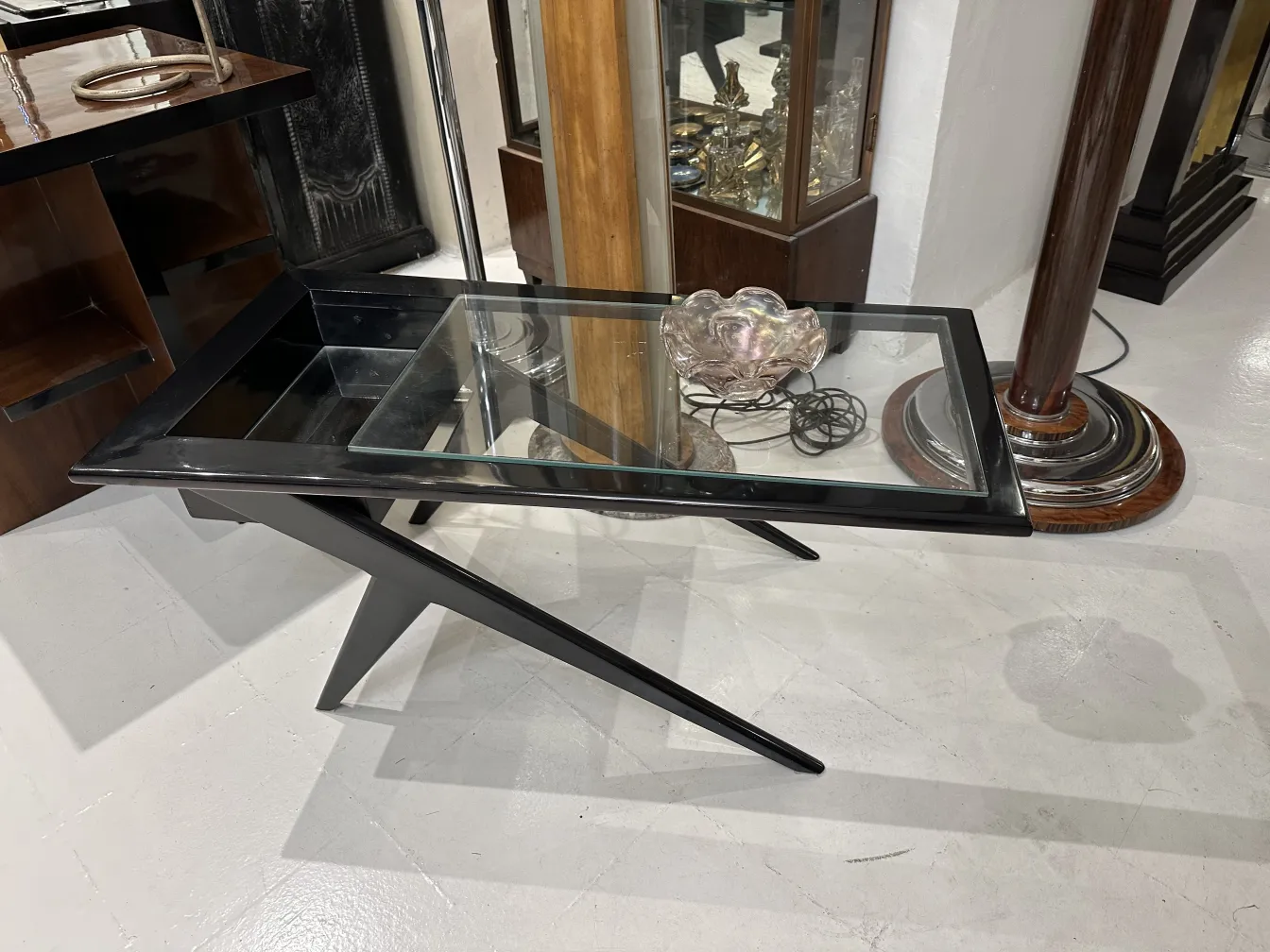 tavolo antico con vetro di Murano, ambiente decorativo