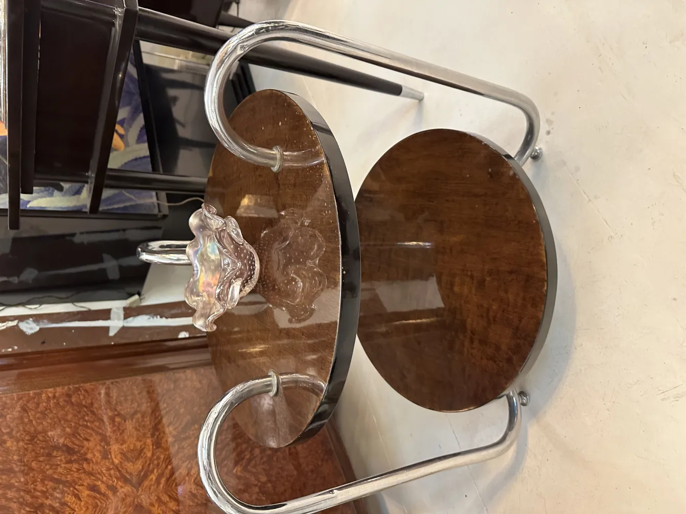 Cristal de Murano ancien avec des détails décoratifs dans un cadre élégant.