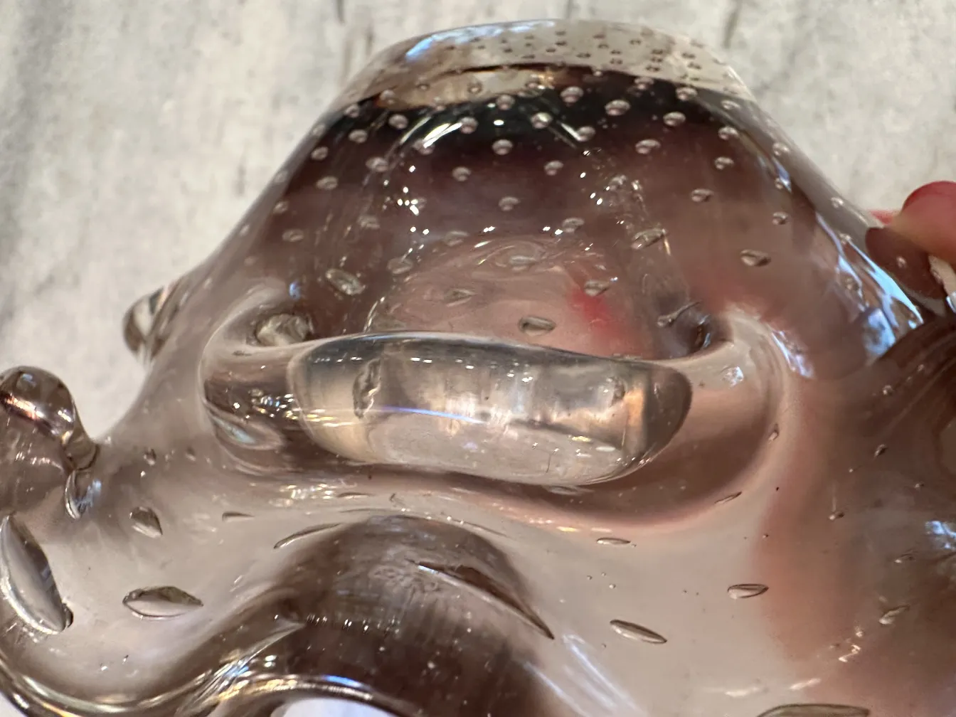 Cristal de Murano con burbujas, diseño fluido y elegante, antiguo.