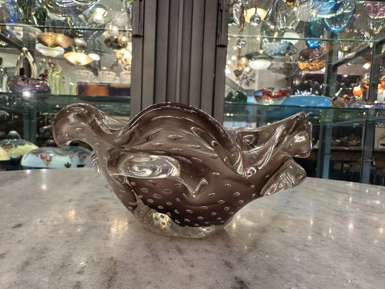 具有流动形状和闪亮细节的穆拉诺玻璃作品，置于古典环境中