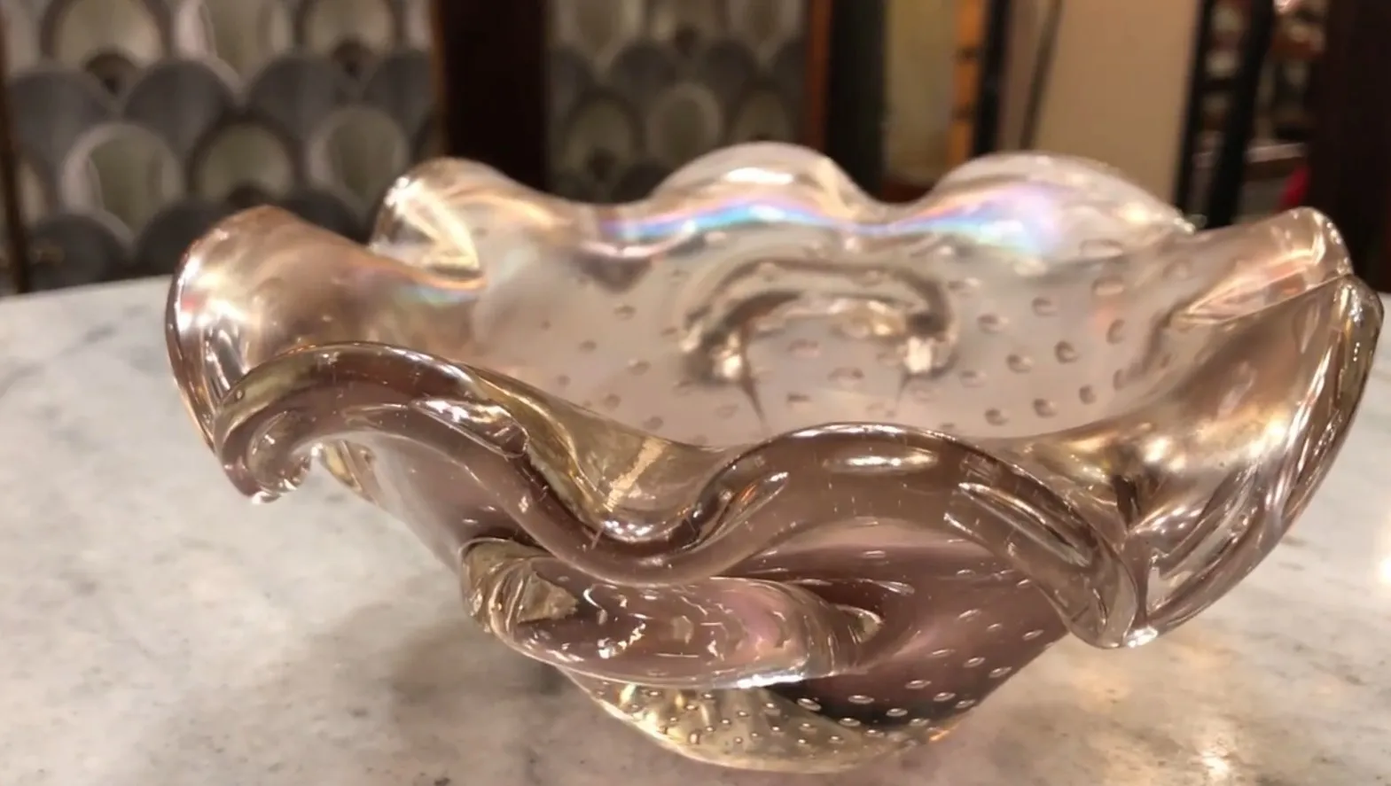 pezzo in vetro di Murano con forma ondulata e dettagli