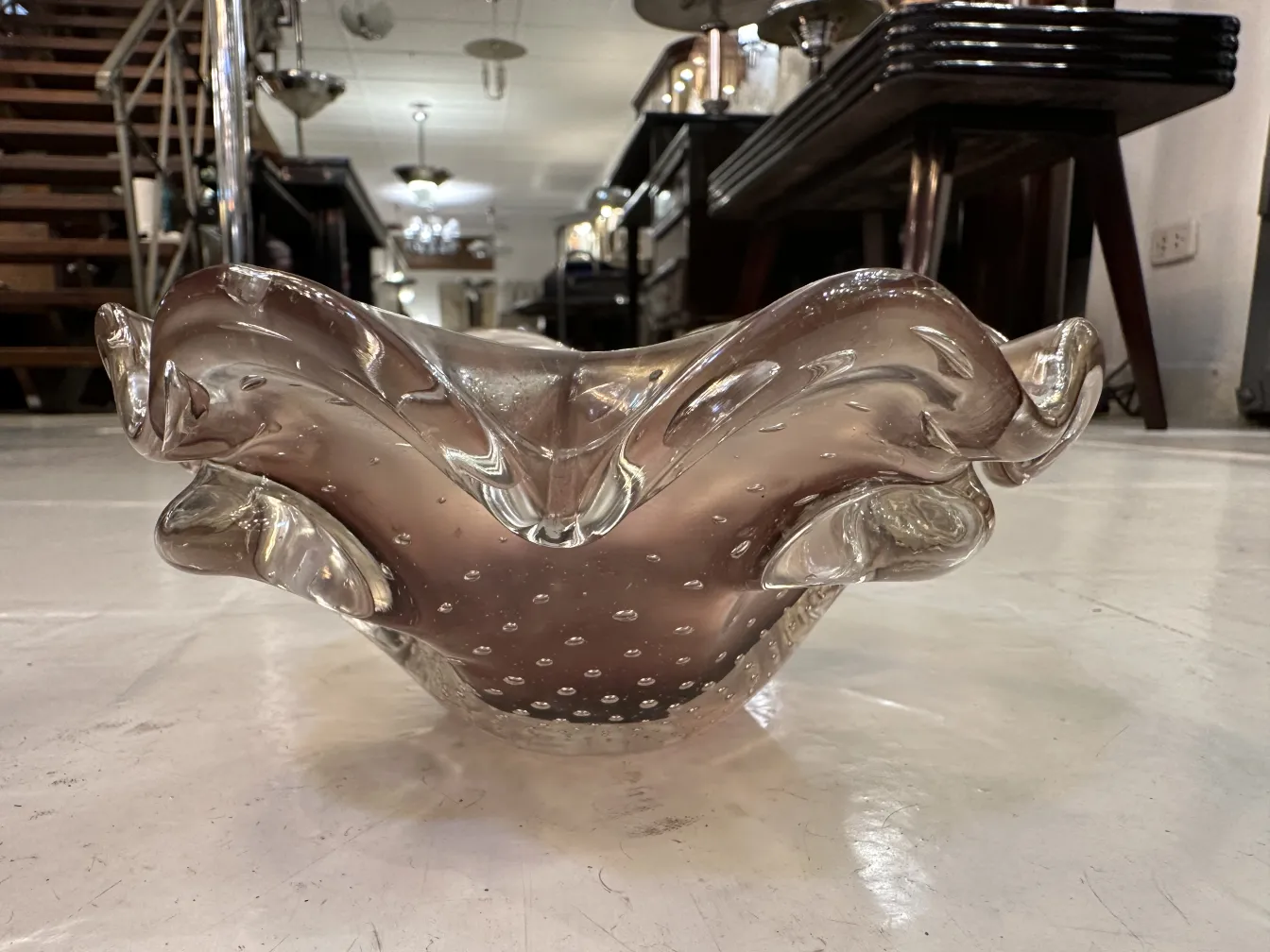 lindo cristal de murano com formato ondulado e decorações