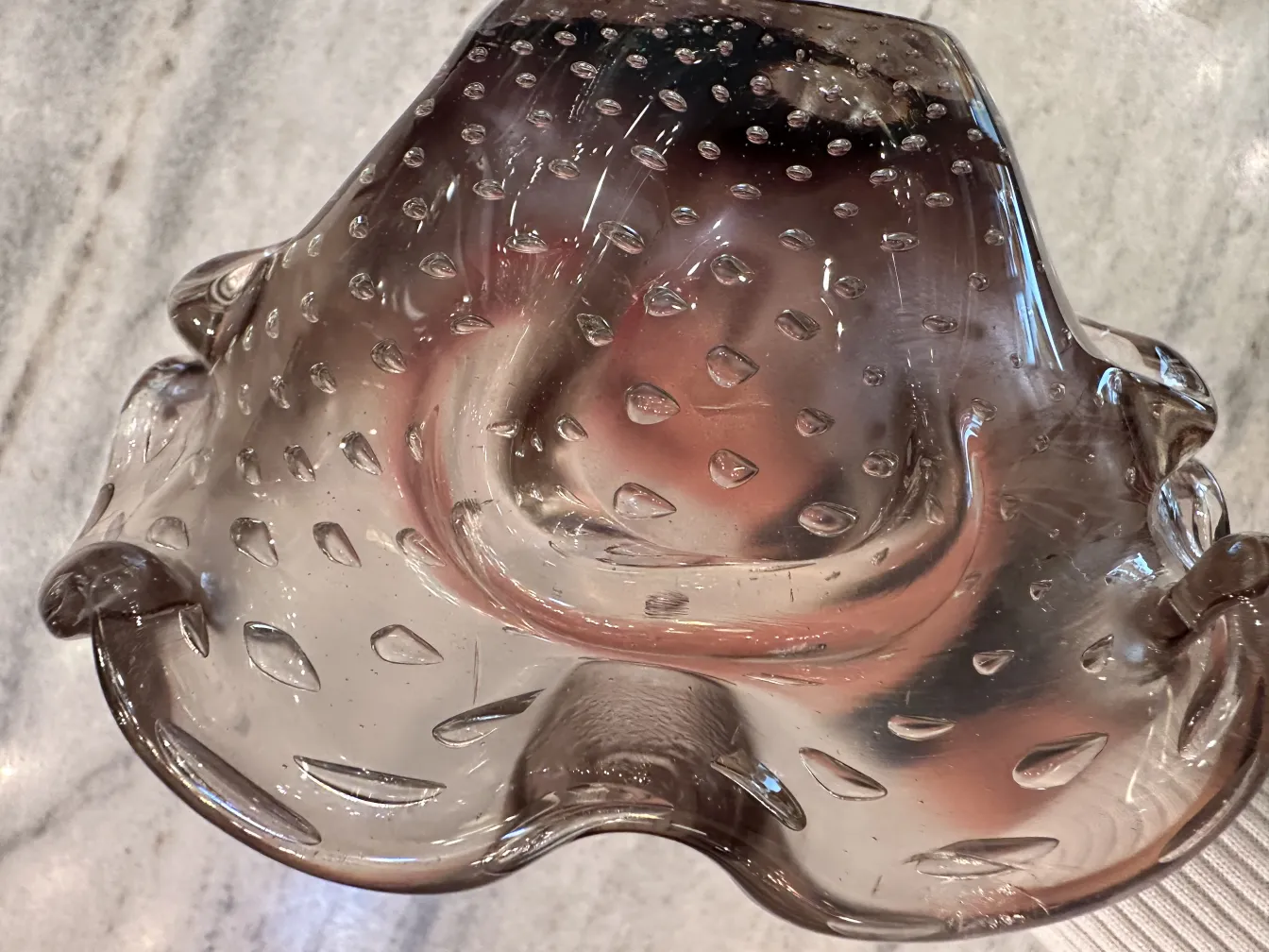 Cristal de Murano con textura suave y formas orgánicas en un entorno elegante.