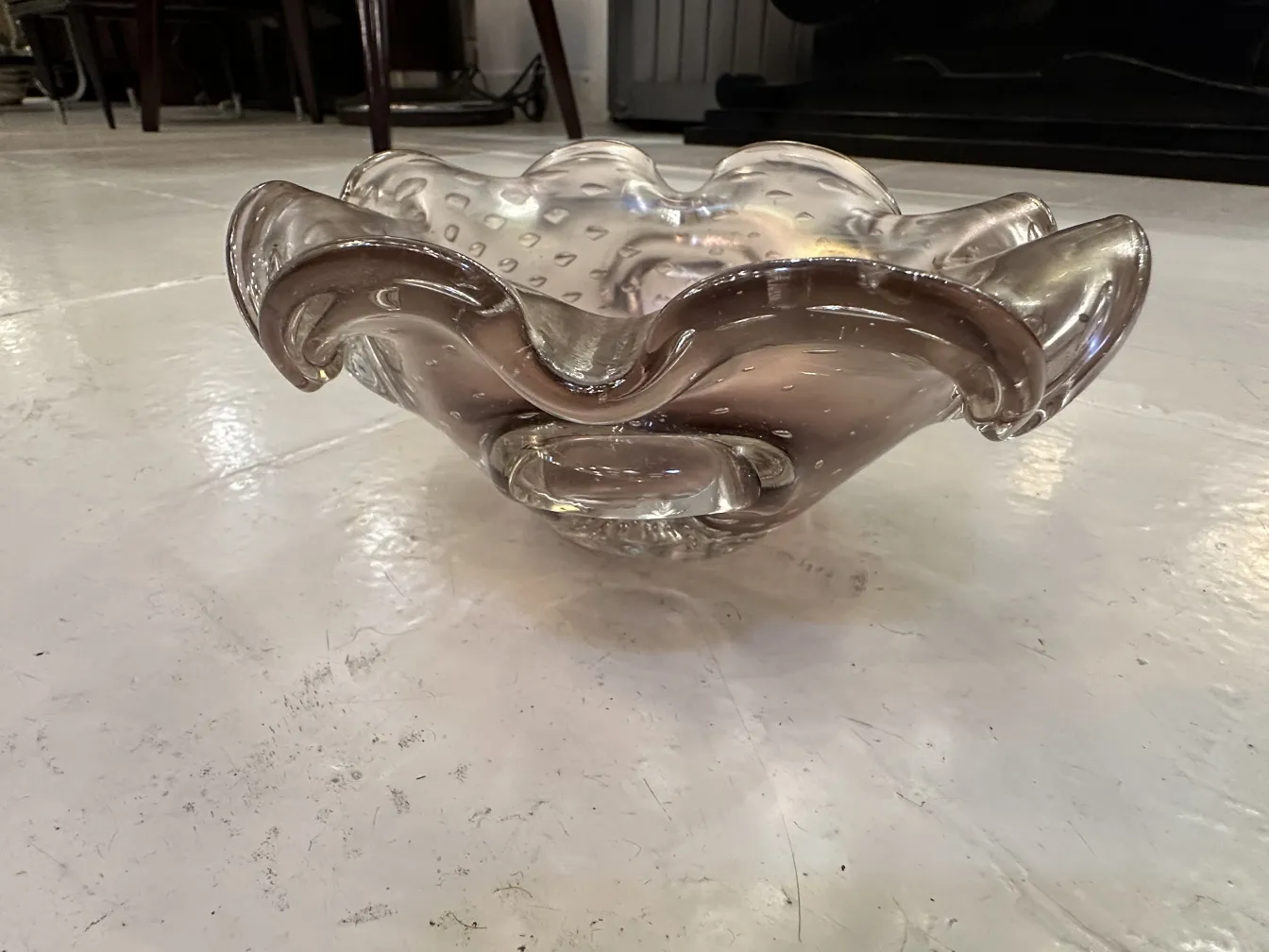 bol en cristal de murano avec bords ondulés et détails clairs