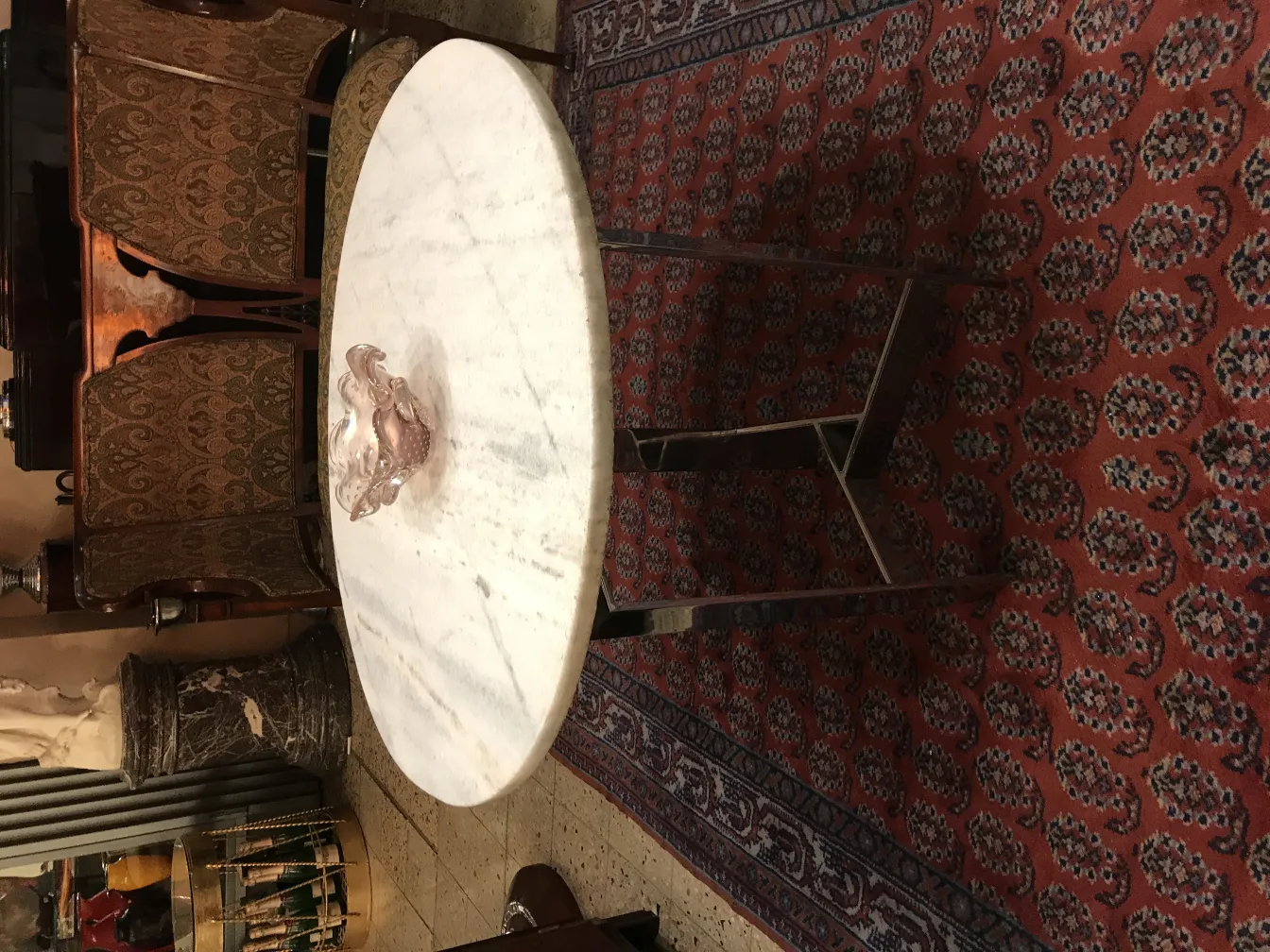 murano-glass-schüssel in rosa tönen auf einem tisch