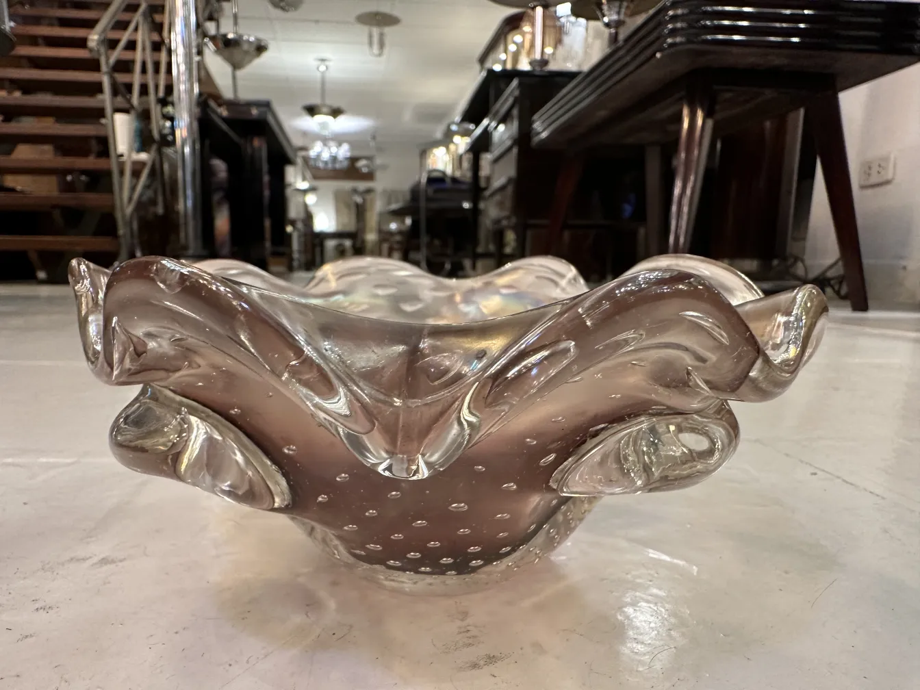 Schönes antikes Murano-Glas mit gewellter Form und Blasen