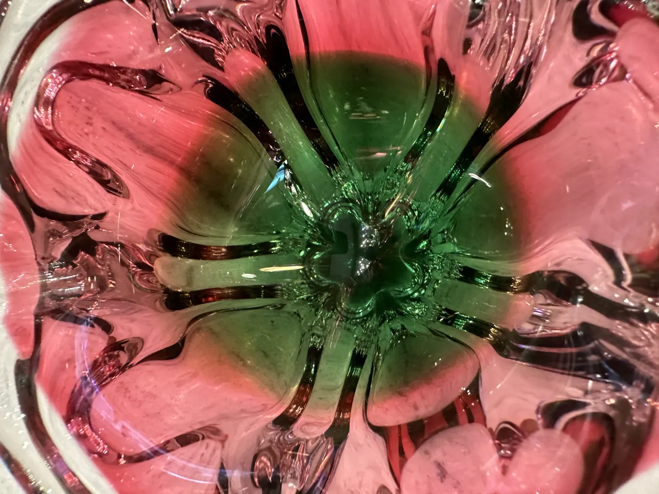 lindo cristal de murano com design floral em tons de verde e vermelho