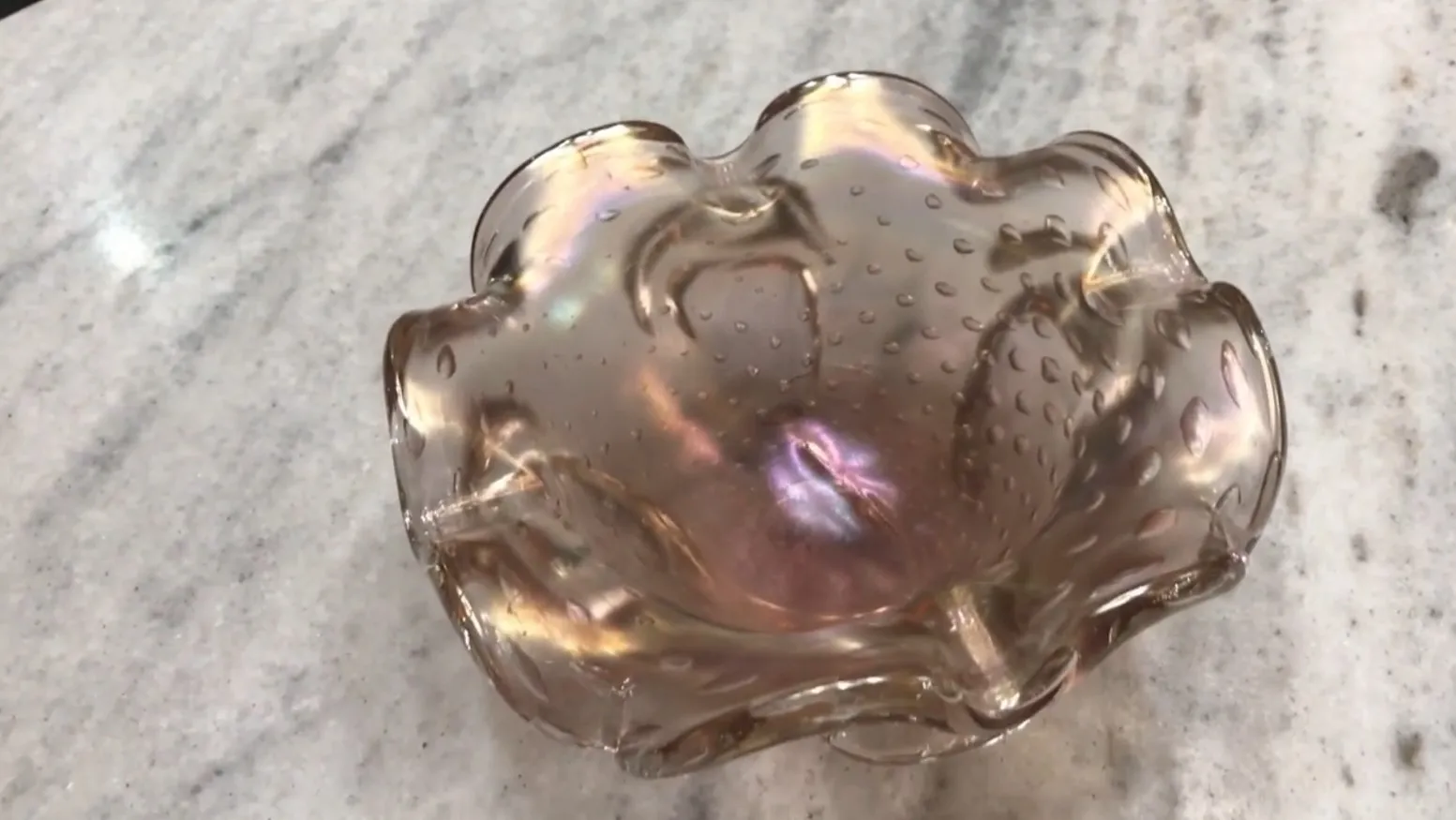 Belo cristal de Murano antigo com forma de flor e tons iridescentes, perfeito para decoração.