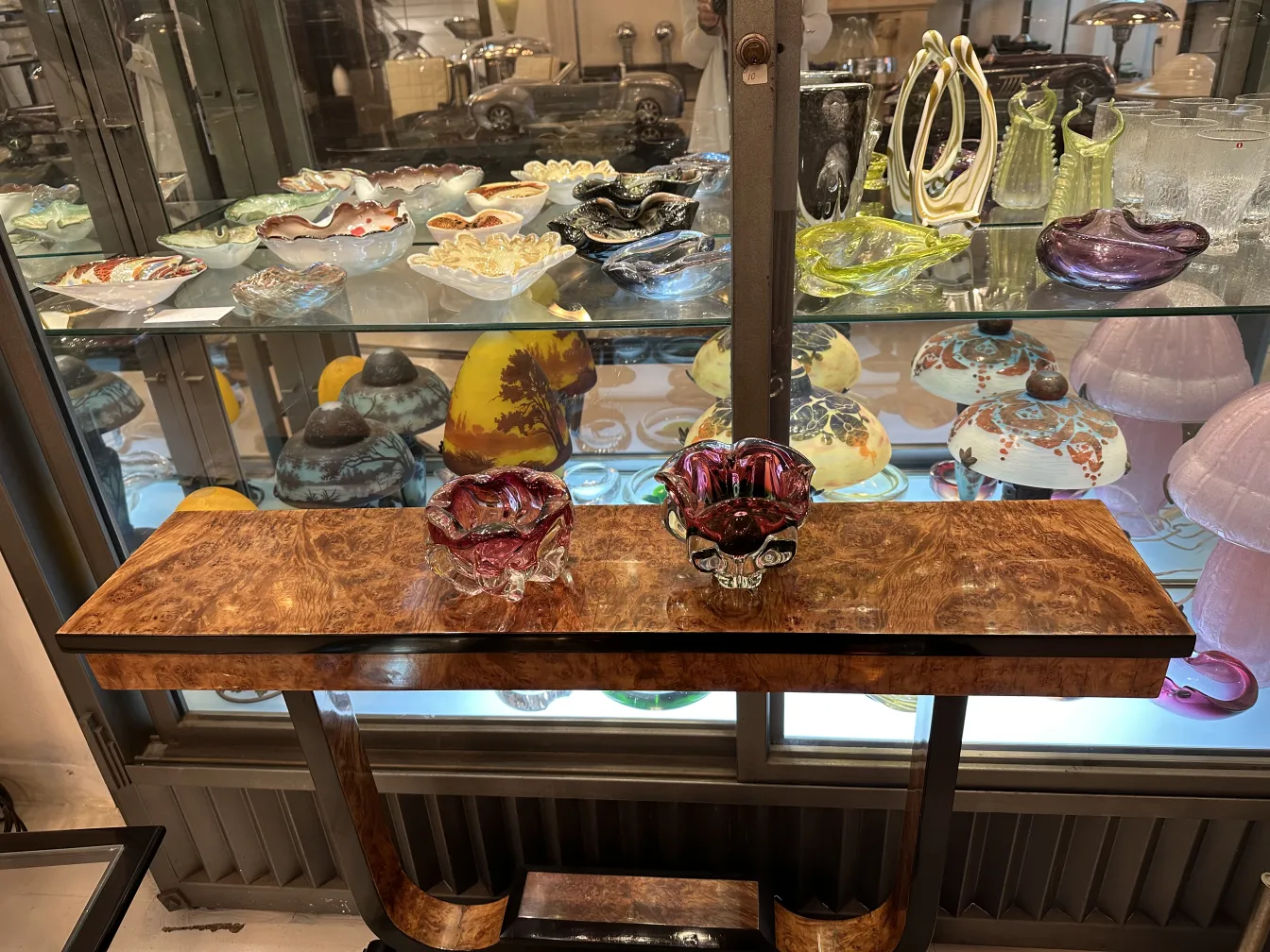 schönes murano-glas in rötlichen tünen mit details