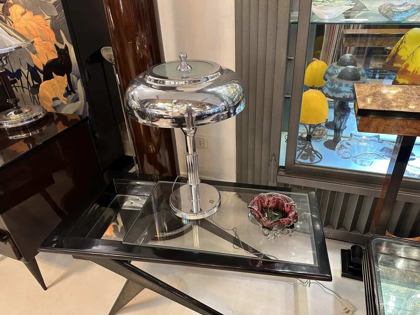 fiore decorativo in vetro di murano su tavolo antico